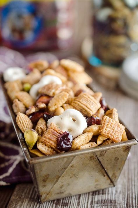 30 Addicting Snack Mix Recipes: Yummy Munchies | Decor Dolphin Cinnamon Chex Mix, Cinnamon Chex, Easy Snack Mix, Munchies Snacks, Yogurt Covered Pretzels, Cranberry Cinnamon, Trail Mix Recipes, Chex Mix Recipes, Covered Pretzels