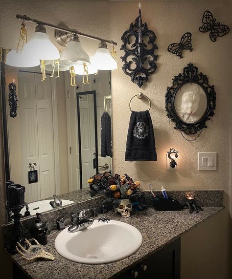 Horror Bathroom, Spooky Bathroom Decor, Gothic Bathroom Ideas, Goth Bathroom, Goth Apartment, Spooky Bathroom, Gothic Bathroom Decor, Gothic Bathroom, Goth Houses