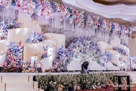 Dekorasi Pernikahan Modern Wedding Decorations, Dekor Pelaminan Modern, Wedding Backdrop Design Outdoor, Dekor Akad, Dekor Pelaminan, Pelaminan Modern, Grey Wedding Decor, Dekorasi Wedding, Outdoor Wedding Backdrops