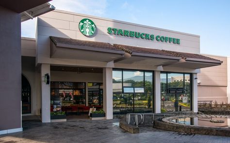 La famosa franquicia de cafeterías Starbucks abrió su tienda número 15 en Multiplaza Escazú, Costa Rica en mayo. Starbucks Cafeteria, Café Starbucks, Starbucks Coffee, Vintage Signs, Costa Rica, Dior, Snoopy, Restaurant, Exterior