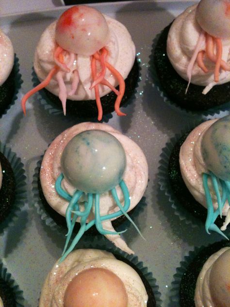 Cora's jelly fish cupcakes Jelly Fish Cupcakes, Jellyfish Cupcakes, Fish Cupcakes, Artistic Food, Fishing Cupcakes, Fish Party, Cupcake Day, Food Project, Fishing Party