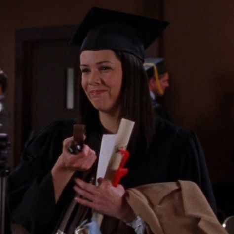 Gilmore Girls Lorelai, Graduation Picture Poses, Lauren Graham, Lorelai Gilmore, Tv Characters, Graduation Pictures, Blogger Girl, Gilmore Girls, Role Models