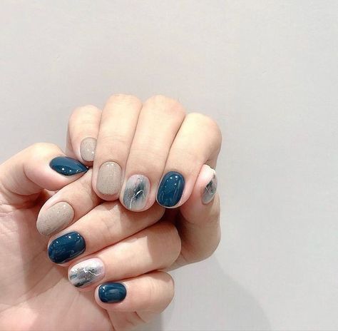 Desain Nail Art Simple, Nail Art Simple Elegant Beautiful, Nail Art Simple Kuku Pendek, Simple Blue Nail Designs, Nail Art Kuku Pendek, Nail Art Simple Elegant, Navy Nail Art, Nail Art Blue, Nail Art Simple