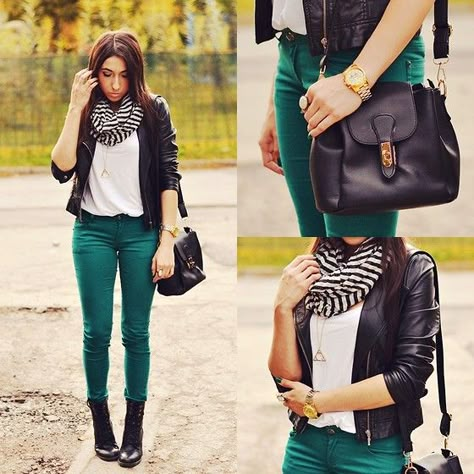 Green pants & striped scarf Teal Pants Outfit, Outfits Verde, Teal Jeans, Teal Pants, Color Jeans, Striped Scarf, Wear Green, Green Pants, Jeans Outfit