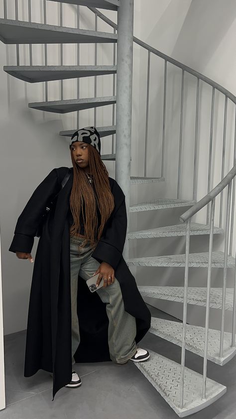 Black Borg Coat Outfit, Long Trench Coat Outfit Winter, Long Coat Outfit Black Women, Trench Coat Streetwear, Outfit Inspo Winter Black Women, Black Women Trench Coat Outfit, Chocolate Trench Coat Outfit, New Culpa Beanie Outfit, Beanie Black Women