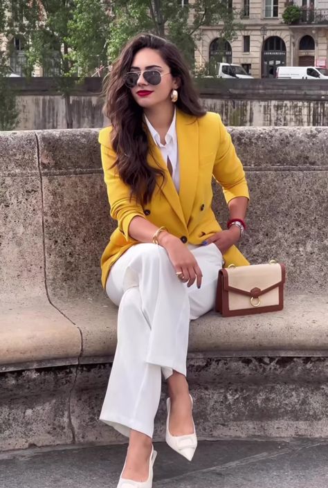 Feminine Blazer Outfit, Colorful Work Outfits Women, Bright Blazer Outfit, Colorful Work Outfits, Corporate Outfits For Women, Coat Outfits For Women, Casual Elegant Outfits, Feminine Universe, Bright Blazer