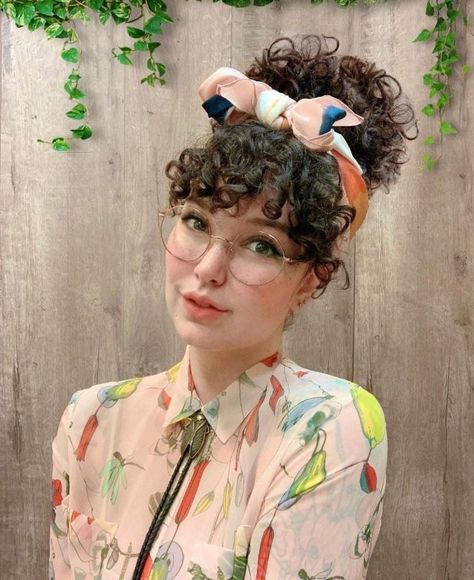 Curly Hair Retro Style, Curly Hair 80s Hairstyles, Vintage Curly Hairstyles Retro, Curly Hair 50s Style, 50s Hair Curly, Pinup Curly Hairstyles, 1980s Curly Hairstyles, Curly Hair 80s Style, Thick Curly Bangs