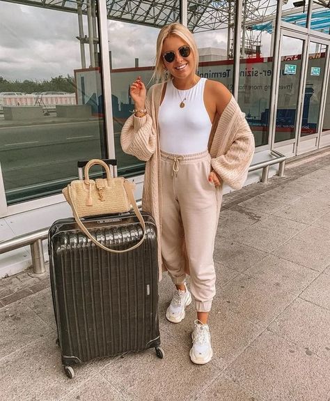 Top 35 Cute and Comfy Airport Outfits for Women Over 40: Travel in Style 35 Ruby Holley, Style In Winter, Chic Airport Outfit, Comfy Airport Outfit, Traveling Style, Airport Outfit Summer, Flight Outfit, Comfy Travel Outfit, Airplane Outfits