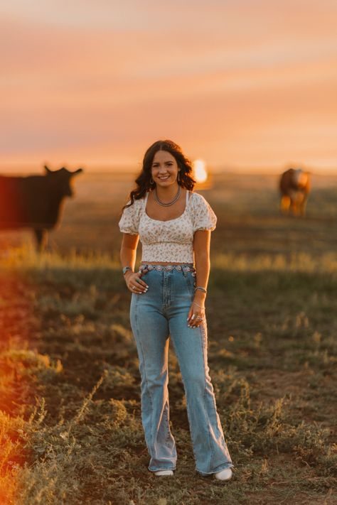 Western Senior Inspo, Senior Posing Ideas, Senior Outfit Ideas, Senior Inspo, Western Senior Outfits, Cowgirl Senior Photos, Oregon Senior Photographer, Senior Photographer in Bend Oregon, Car Senior Photos. Old Car Senior Photos Poses With Cowgirl Hat, Western Photoshoot Ideas Cowgirl, Cowgirl Poses, Western Senior Photos, Western Photoshoot Ideas, Senior Outfit Ideas, Insta Search, Senior Outfits, Senior Year Pictures