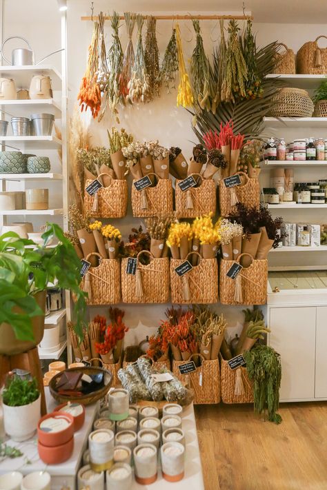 Greenhouse Retail Displays, Plantshop Display, Floral Shop Decor, Cute Shops Interior, Home Floral Studio, Gift Shop Aesthetic, Plant Store Display, Cottagecore Store, Garden Shop Display