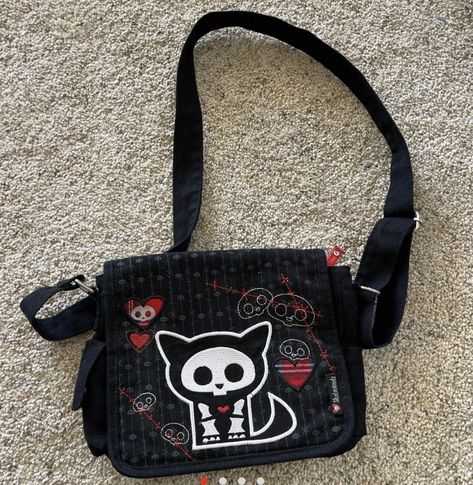 Skelanimals Outfit, Emo Bag, Goth Bags, Punk Bag, Goth Bag, Creepypasta Girls, Accessory Inspo, Cat Purse, Op Shop