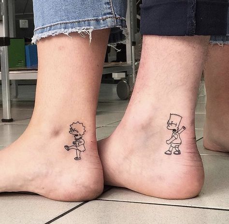 Besties Tattoos, Tiny Foot Tattoos, Wörter Tattoos, Small Foot Tattoos, Simpsons Tattoo, Foot Tattoos For Women, Tattoos For Women Flowers, Sibling Tattoos, Bff Tattoos