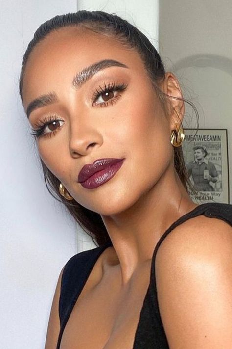 Shay Mitchell Makeup, Mega Lashes, Burgundy Makeup Look, Christmas Party Makeup, Burgundy Makeup, Christmas Makeup Ideas, Burgundy Lips, Burgundy Lipstick, Maquillage On Fleek