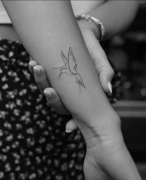 Fine Line Angel Wings Tattoo, Tattoos Hummingbird, Little Birds Tattoo, Symmetrical Tattoos, Paper Airplane Tattoos, Feminine Cross Tattoo, Small Hummingbird Tattoo, Continuous Line Tattoo, Little Bird Tattoos