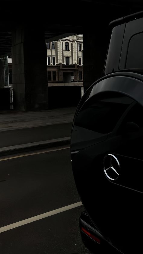 Wallpaper Mercedes, Maybach Car, Iphone Wallpaper Ocean, Matte Black Cars, Mercedes Benz Wallpaper, Dream Whip, Black Cat Aesthetic, Mercedes G63, Cool Optical Illusions