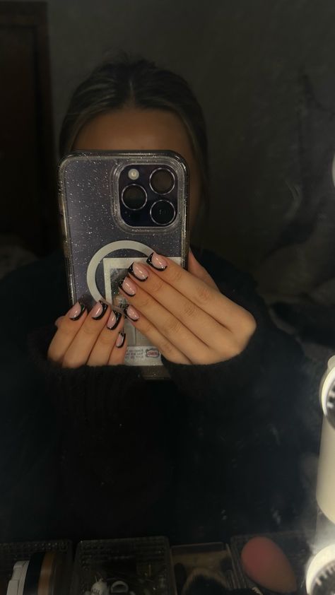 Simple Edgy Nails Square, Short Square Black Nails, Crescent Nails, Black Short Square Nails, Square Short Nails, Grunge Shorts, Edgy Nails, Dark Nails, Classy Nails