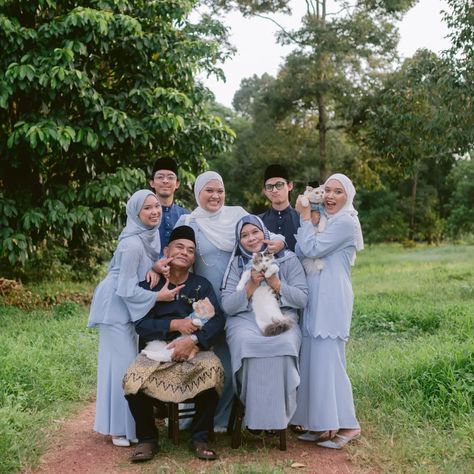 Lebaran Outfit, Group Poses, Eid Outfit, Eid Outfits, Anime Cat, Instagram Photo Inspiration, Eid Mubarak, Blue Tones, Family Photoshoot