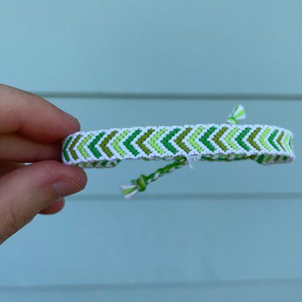 Normal pattern #40434 variation #115893 | BraceletBook Alternating Chevron Friendship Bracelet, Bordered Chevron Bracelet Pattern, Bracelet Book Pattern Friendship, Zigzag Friendship Bracelets, Zig Zag Bracelet Pattern, Green Friendship Bracelet Pattern, Arrowhead Bracelet Pattern, Arrowhead Friendship Bracelet Pattern, Bordered Chevron Bracelet