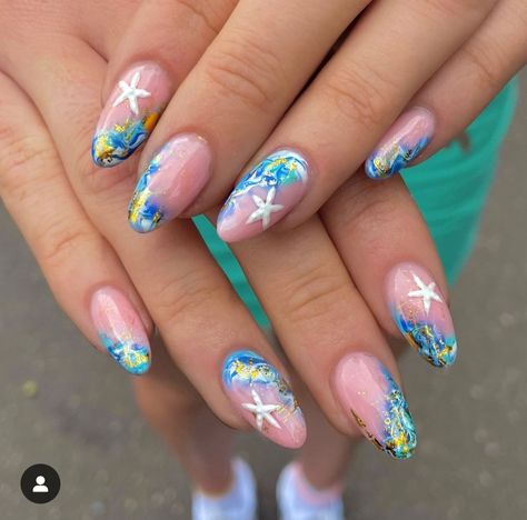 Seashell Nail Art, Seashell Nails, Trendy Beach, Gel Nail Design, Oval Nails, Beach Nails, Gold Flakes, Gold Nails, Beach Aesthetic