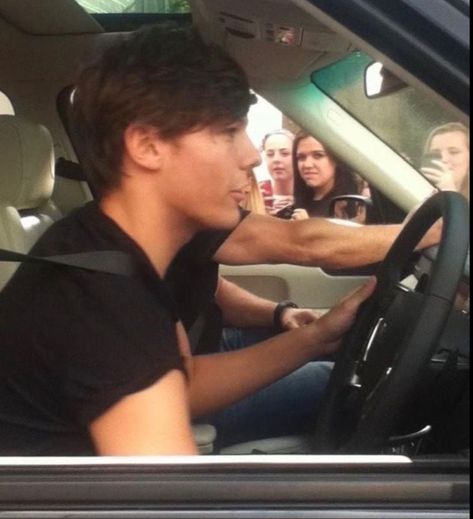 Louis Tomlinson Driving, Should We Just Keep Driving, Ocean Blue Eyes, Louis (one Direction), Louis And Harry, Louis Williams, King Of My Heart, 1 Direction, Light Of My Life