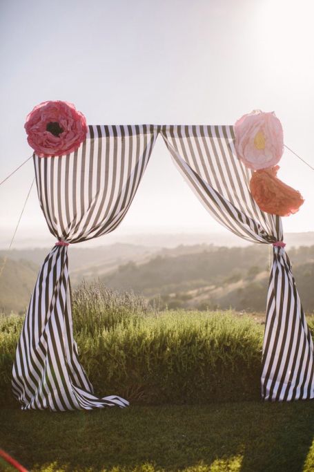 Outdoor Photo Booths, Decor Photobooth, Big Paper Flowers, Photowall Ideas, Striped Wedding, Photos Booth, Diy Photo Booth, Diy Backdrop, Giant Flowers