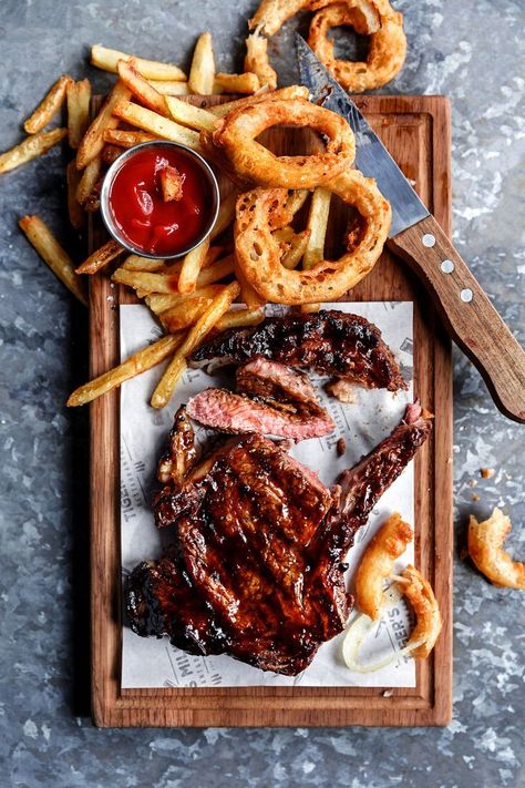 Steak And Chips, Barbeque Recipes, Grilled Steak, Beef Recipes For Dinner, Food Presentation, Food Plating, Churros, Cafe Food, Aesthetic Food