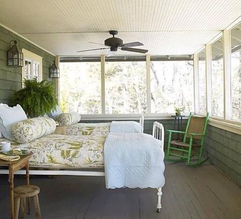 Sleeping porch photo that reminds me of one my friend had on Cape Cod Sleep Porch Ideas, Sunroom Modern, Tom Scheerer, Summer Bed, Porch Life, Deer Camp, Screened Porches, Sleeping Porch, Sunroom Decorating