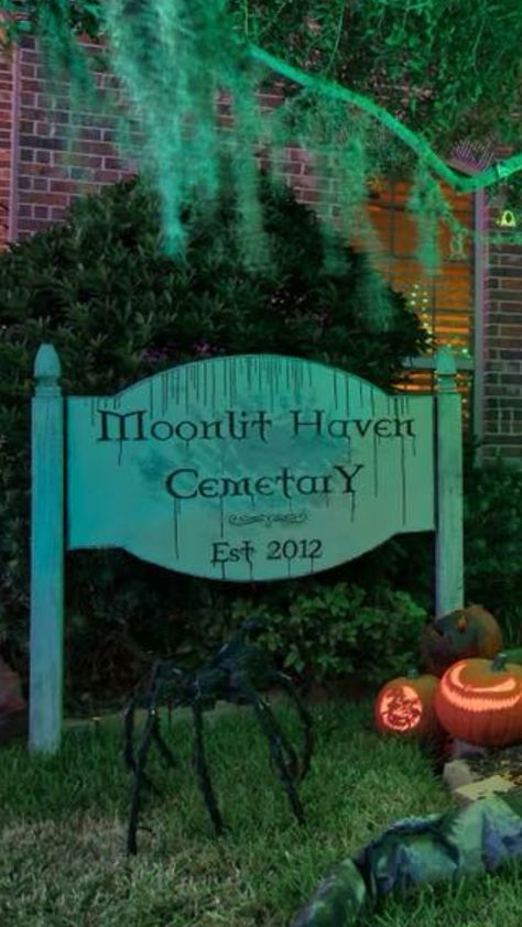 Cemetary Sign Halloween, Halloween Cemetery Decorations, Cemetery Signs Halloween, Diy Cemetery Sign, Headboard Halloween Sign, Diy Headstone Decorations, Cemetery Sign, Diy Headstone, Headboard Sign