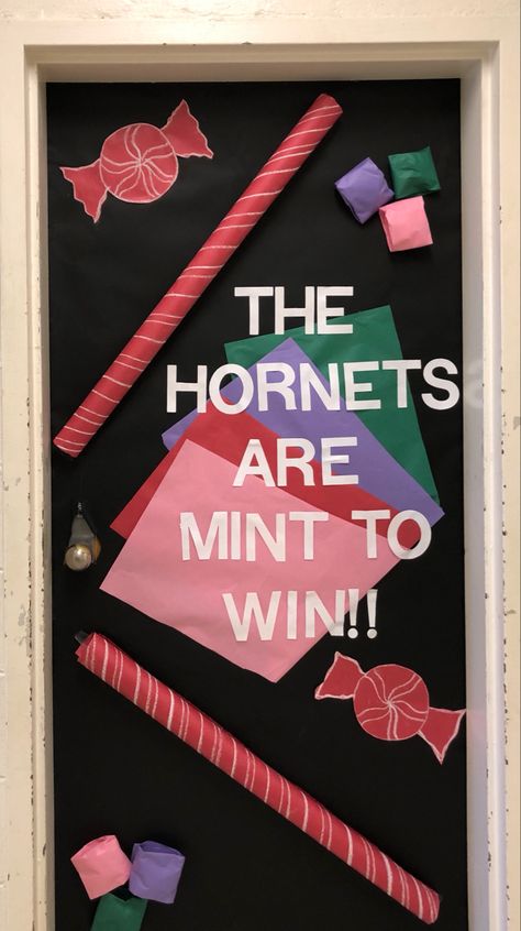 This is a door decorated with a Candyland theme. Homecoming Door Ideas, Candyland Homecoming, Pep Club, Homecoming Decorations, Candyland Theme, Door Decorating, Candy Theme, Hair Stylies, Door Decoration