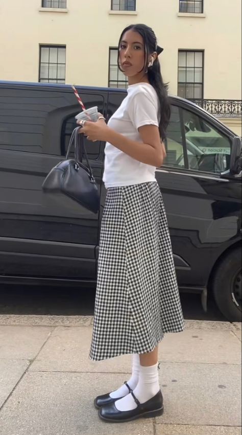 gingham long maxi skirt trendy outfit inspo white t shirt city girl Gingham Skirt Outfit Fall, Gingham Skirt Outfit, Skirt Outfit Fall, Gingham Skirt, Autumn Outfits, Outfit Fall, Skirt Outfit, Cute Outfit, Skirt Outfits