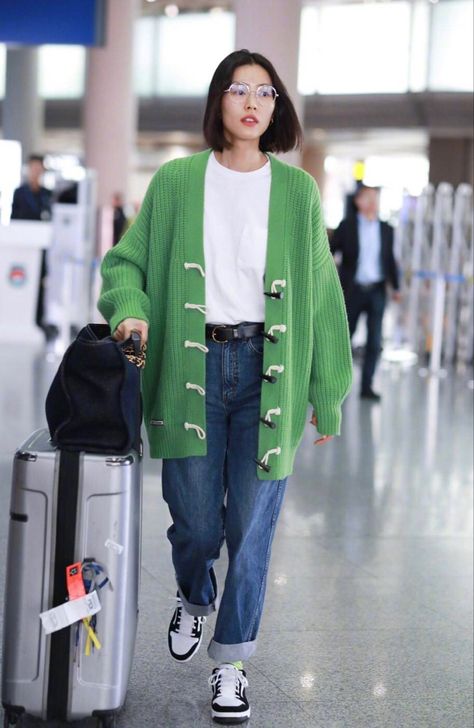 Celeb Airport, Travelling Outfits, Celeb Airport Style, Airport Attire, Fashion Airport, Korean Fits, Color Block Cardigan, Airport Fashion, Airport Style