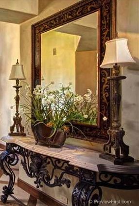 Console table, large mirror, two lamps... perfect for hall / entryway Home Foyer, Tuscany Decor, Tuscany Style, Entry Table Decor, Tuscan Design, Foyer Decor, Mediterranean Home Decor, Tuscan House, Foyer Decorating