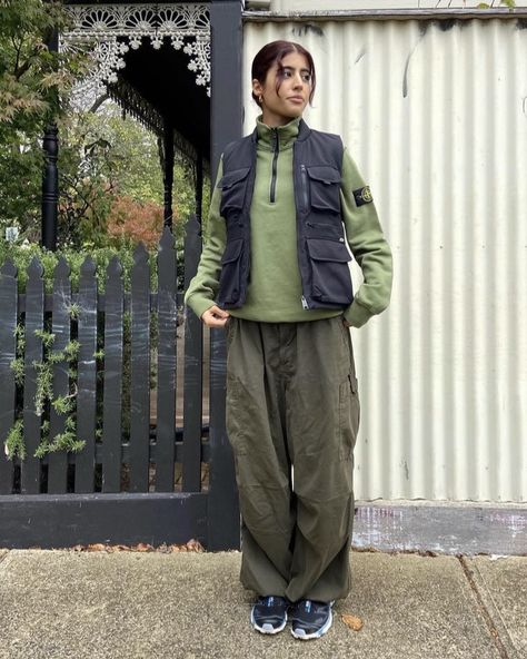 comfy vintage streetwear / outdoor / spring / summer outfit inspo Mountaineering Outfit Women, Columbia Pants Women Outfit, Gorpcore Women Summer, Mountain Outfit Spring, Urbancore Outfit, Hiking Outfit Pants, Fieldwork Outfit, Gorpcore Outfit Women, Gorpcore Summer Outfit