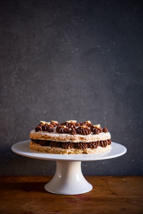 Do you want to know how to make a hazelnut dacquoise? Chocolate Dacquoise, Grain Free Cake, Hazelnut Dacquoise, Gbbo Recipes, Bake Off Recipes, Ring Cake, Chocolate And Caramel, Birthday Baking, Entertaining Food