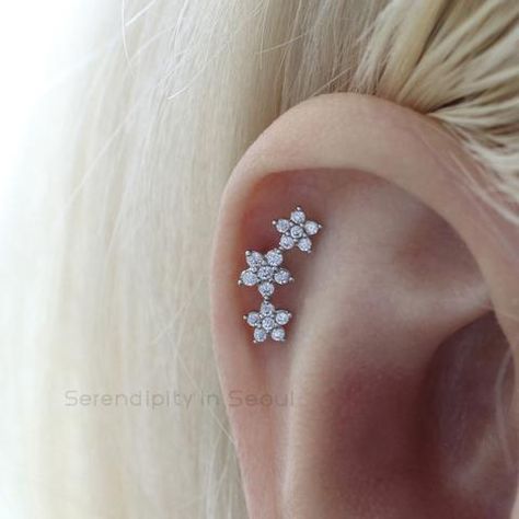 Conch Piercings, Piercings Cartilage, Earring Cartilage, Cartilage Jewelry, Jewelry Ear, Cartilage Earrings Stud, Cute Ear Piercings, Flower Ear, Bar Stud Earrings