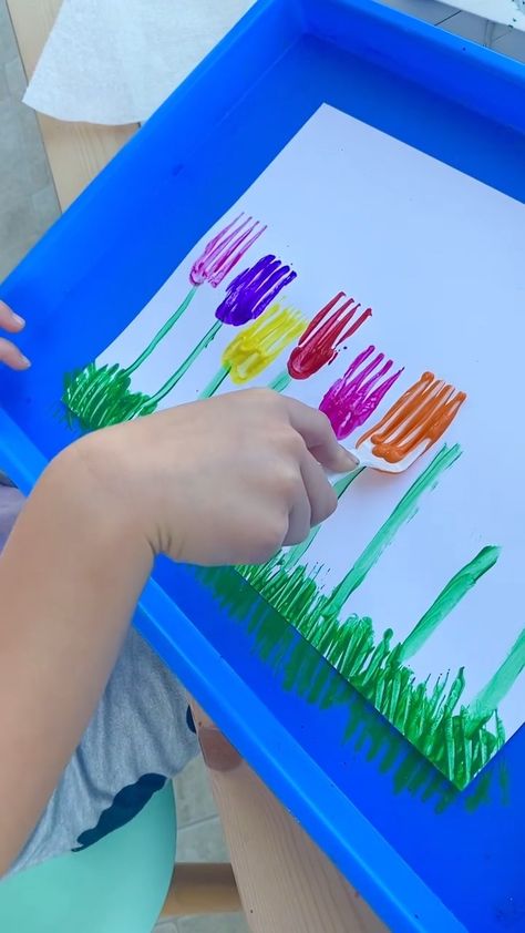 Flowers Art Preschool, Flowers Kindergarten Activities, Flower Crafts For Kindergarten, Esdm Activities, Fork Flowers Craft, Painting Ideas Preschool Art Activities, Fork Print Flowers, Flowers Activity For Kindergarten, Fork Printing Activity