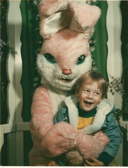 By the look on his face, this bunny is ready to eat this little boy. | 19 Vintage Easter Bunny Photos That Will Make Your Skin Crawl Vintage Bizarre, Evil Bunny, Easter Bunny Pictures, Easter Bunny Costume, Creepy Vintage, Arte Alien, Ghost Adventures, Donnie Darko, Easter Pictures