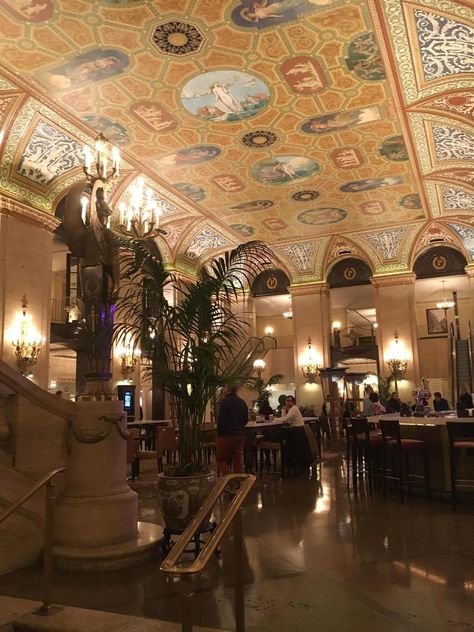 The Lobby of the Palmer House hotel in Chicago House Lobby, Modern Parisian Apartment, Aesthetic Hotel, Manchester Cathedral, Chicago Hotel, Modern Parisian, Summer Beach House, Palmer House, Exposed Rafters