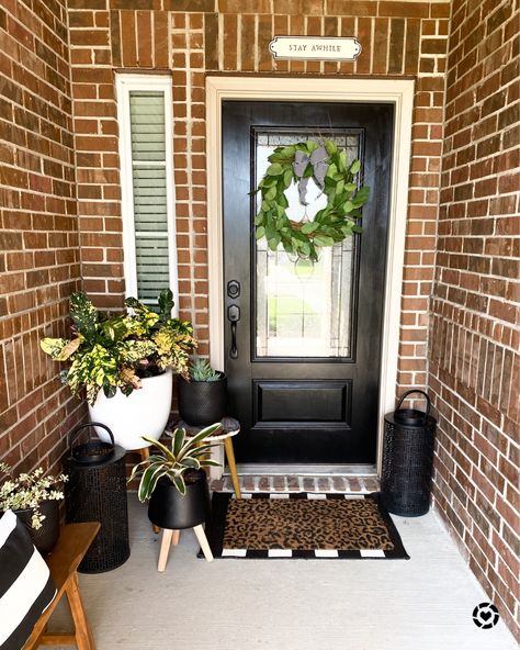 Front Porch Small Entrance, Small Front Porch Planter Ideas, Front Porch Wall Decor Ideas, Country Front Porch Decor, Front Stoop Decor, Small Front Porch Ideas Entrance, Stoop Decor, Small Front Porch Decor, Porch Planter Ideas