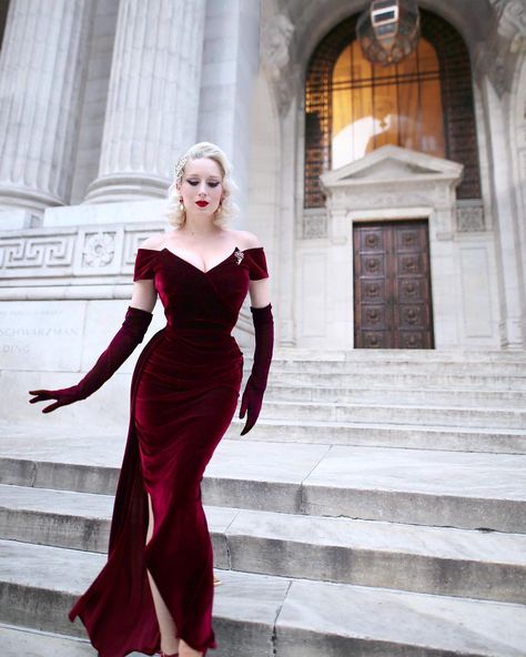 Rachel Ann Jensen on Instagram: “Draped in Bordeaux ♥️✨ @theprettydress Temptress Gown in burgundy velvet, on my blog today ♡  @ladyjanevintage brooch @cecipunch earrings…” The Pretty Dress Company, Foto Glamour, Glamouröse Outfits, Dress With Gloves, Velvet Gown, Wardrobe Inspiration, Beautiful Evening, Velvet Fashion, Pretty Dress