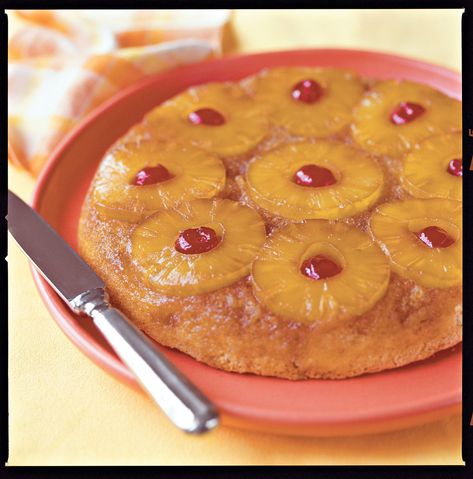 It might sound tricky to make, but our Pineapple Upside-Down Cake recipe will have you baking this mouth-watering dessert in no time. Skillet Desserts, Skillet Cake, Southern Cake, Iron Skillet Recipes, Torte Cupcake, Pineapple Upside, Pineapple Upside Down Cake, Pineapple Upside Down, Pudding Desserts