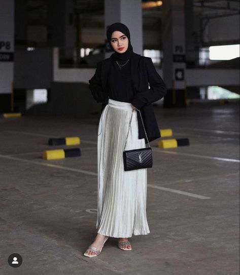 Night Out Outfit Hijab, Hijabi Old Money Outfits, Old Money Hijab Outfit, Outfit Bukber, Real Cinderella, Fashion Outfits Hijab, Casual Mom Style, Rok Outfit, Outfit Dinner