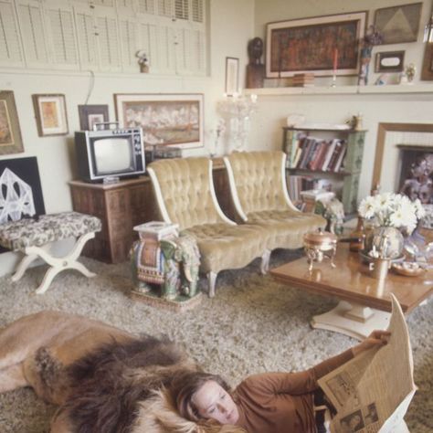 tippi hedren lion Old Hollywood Bedroom, Old Hollywood Decor, Hollywood Bedroom, Old Hollywood Homes, Famous Interiors, Star Bedroom, Tippi Hedren, Lions And Tigers, Glamour Home