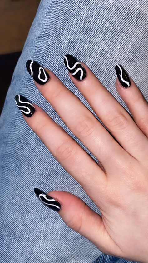 almond shaped nails with black and white wavy abstract design Black And White Almond Nails, Perfect Nude Nails, Pretty Nails Ideas, Wavy Nails, Nude Pink Nails, Nail Art Step By Step, Nails Sns, Ball Nails, White Lace Nails