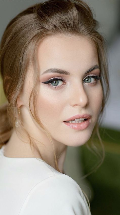 Natural Makeup Green Eyes Pale Skin, Wedding Makeup Pale Skin Green Eyes, Bridal Make Up Fair Skin Blue Eyes, Wedding Cat Eye Makeup, Bride Makeup Pale Skin, Green Eyes Pale Skin Makeup, Bridal Makeup Fair Skin Green Eyes, Bridal Makeup White Skin, Fairy Wedding Makeup Look