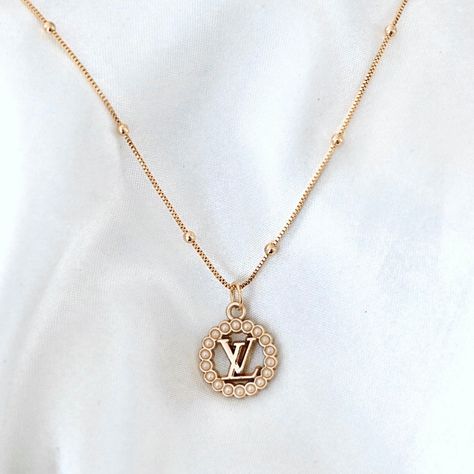 Louis Vuitton Dainty Pearl Pendant Necklace Pearl Halo, Preppy Jewelry, Jewelry Accessories Ideas, Women's Jewelry Sets, Halo Pendant, Classy Jewelry, Jewelry Lookbook, Pearl Pendant Necklace, Cute Necklace