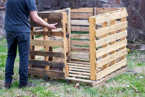 Garden Pallet Decorations, Diy Pallet Decor, Compost Bin Pallet, Pallet Playhouse, Playhouse Ideas, Diy Playhouse, Outside Fun, Pallet House, Garden Pallet