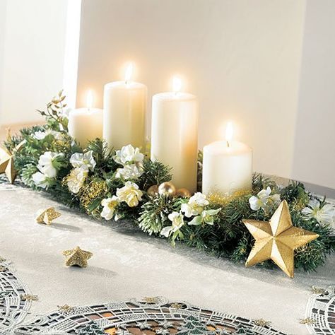 #DIY Navidad. Centro de mesa con velas básicas. ¡Hazlo especial!                                                                                                                                                                                 Más Christmas Candle Decorations, Christmas Flower Arrangements, Xmas Deco, Christmas Arrangements, Navidad Christmas, Christmas Flowers, Noel Christmas, Christmas Floral, Christmas Centerpieces