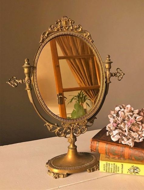 Brass Mirror Bedroom, Mirror On Table, Brass Aesthetic, Brass Vanity, Styl Shabby Chic, French Vintage Decor, Desk Mirror, Mirror Vintage, Table Mirror