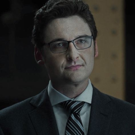 Daredevil Season 1 Episode 4 James Wesley Toby Leonard Moore aesthetic icon Daredevil Season 1, Moore Aesthetic, James Wesley, Charlie Cox, You Have Been Warned, Aesthetic Icon, Marvel Universe, Season 1, Drawing Inspiration